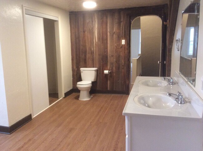 Building Photo - Renovated and Spacious 4 Bedroom 1.5 Bath ...