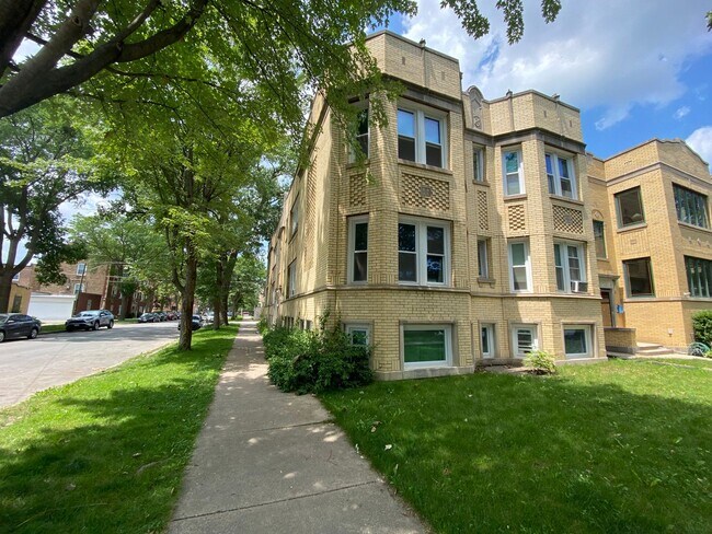 Primary Photo - 3306 W Catalpa Ave