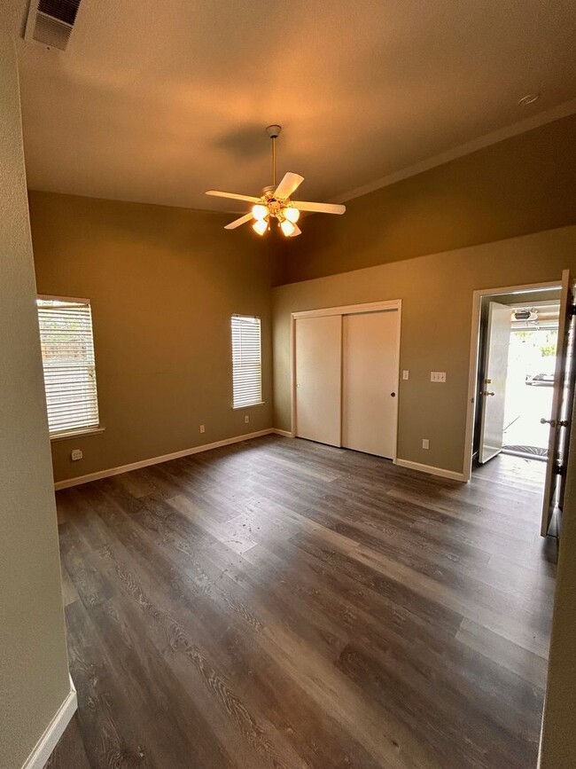 Building Photo - Nice home for rent in Hanford