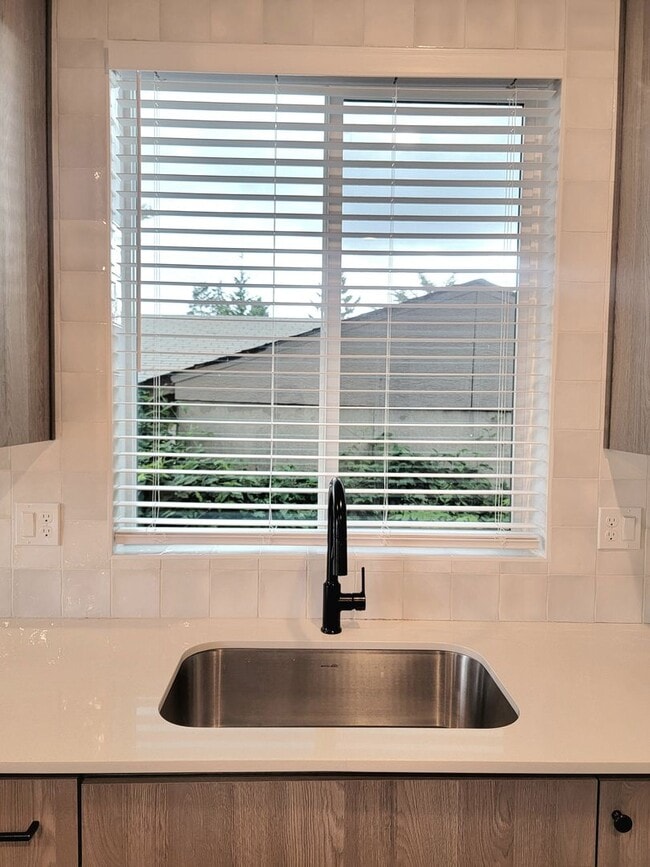 Building Photo - Modern Comfort in the Heart of SE Portland — 3 Bed, 2.5 Bath Home!