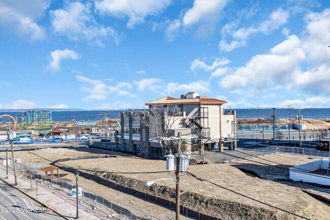 Building Photo - 19 Carr Ave