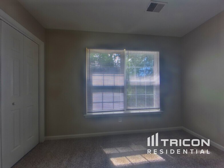 Building Photo - 621 Staffwood Dr