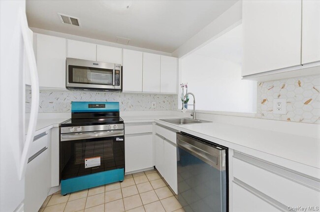 Building Photo - 100 W Broadway