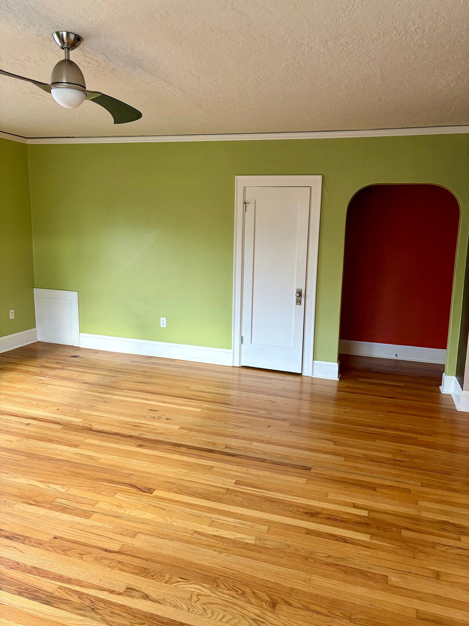 extremely large living room with beautiful hardwood floors - 1509 NE 10th Ave