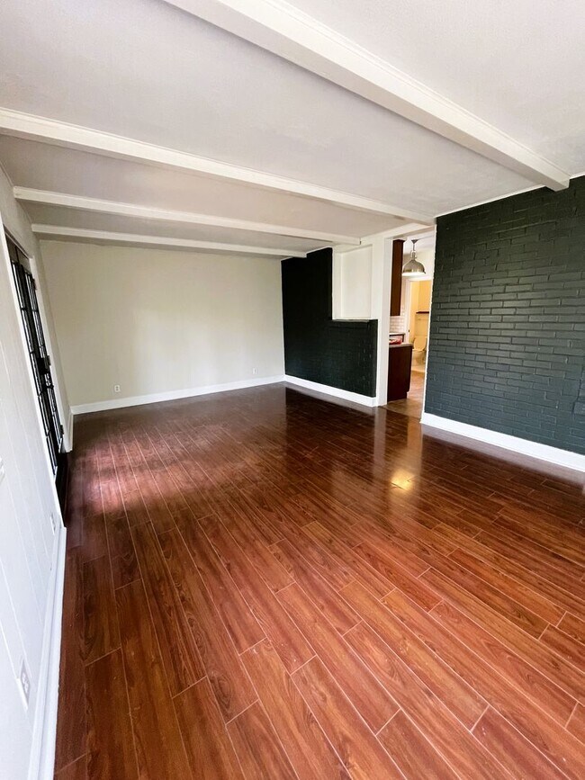 Building Photo - AVAILABLE NOW - Beautiful corner house in Webster Groves across the street from Avery Elementary!