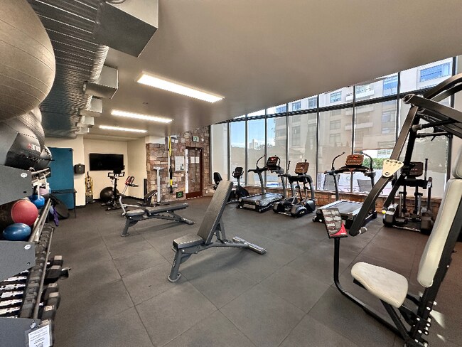 Building Photo - 654 Front St