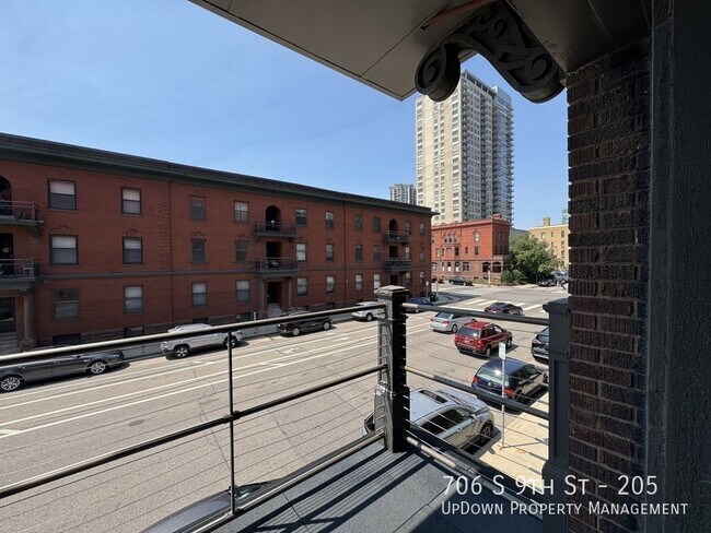 Building Photo - 706 S 9th St