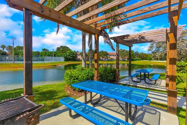 Building Photo - 731 Vista Isles Dr