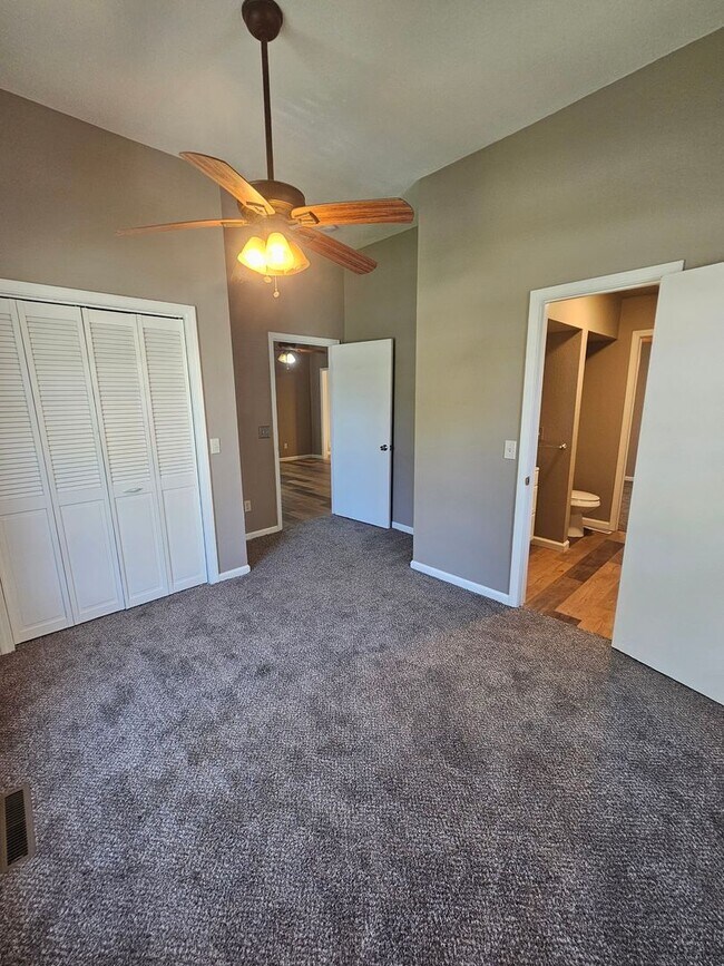 Building Photo - 2 bedroom | 1 bathroom | 1 car detached shop or garage | Large lot | Pets welcome!