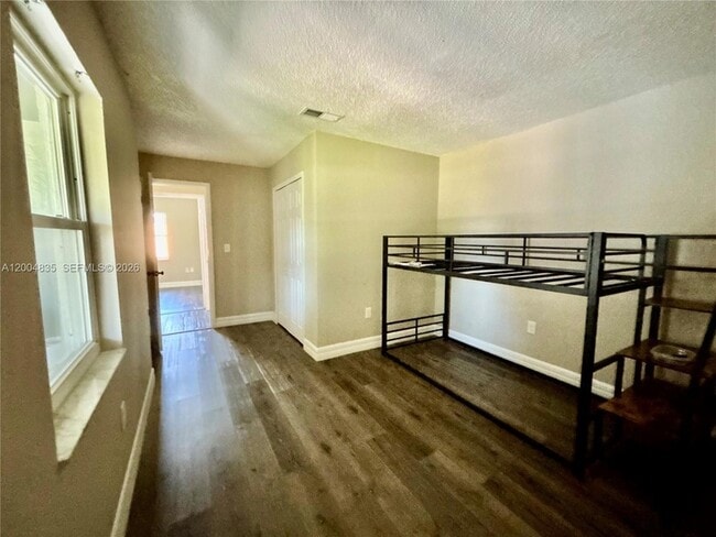 Building Photo - 504 Blackbird Ln