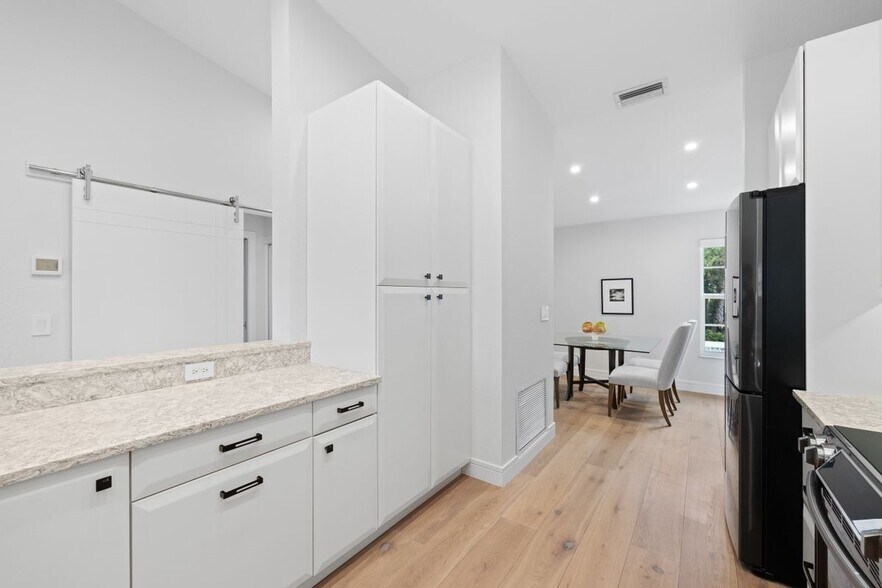 Building Photo - 818 Tanbark Dr