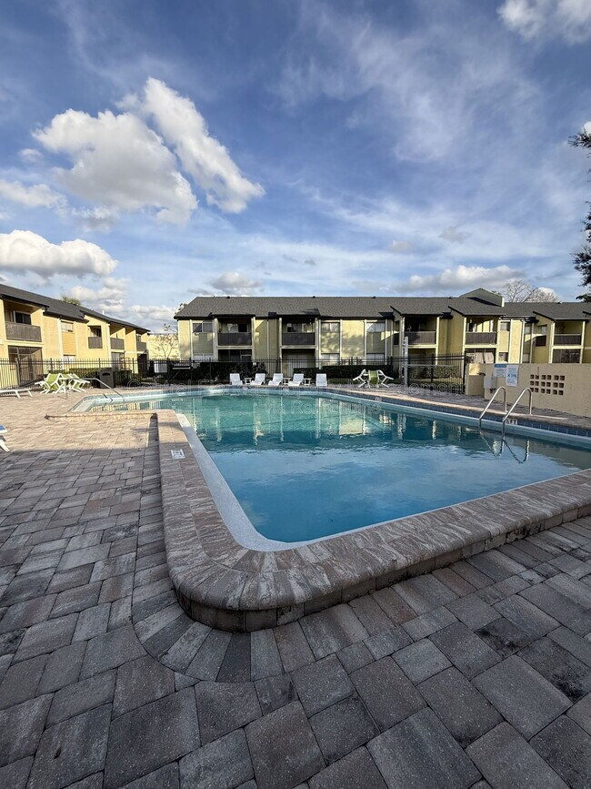 Building Photo - 942 N Lake Destiny Rd