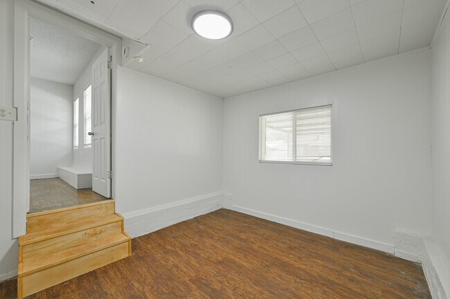 Building Photo - 713 NE 34th Terrace