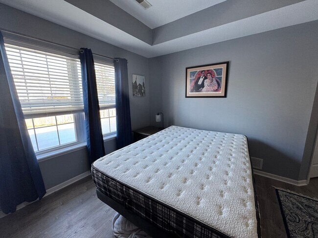 Building Photo - 3 Bedroom Home Furnished or unfurnished available