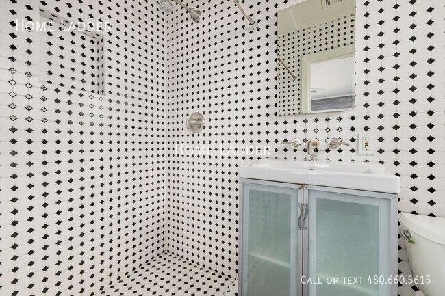 Building Photo - 1338 W Culver St