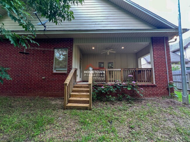 Building Photo - Beautiful 3-Bed Home with Outdoor Kitchen ...