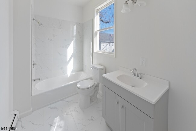 Building Photo - 118 Ray St