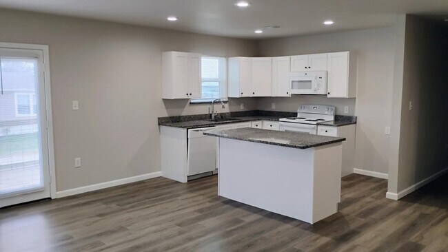 Building Photo - 210 Hoover Ln