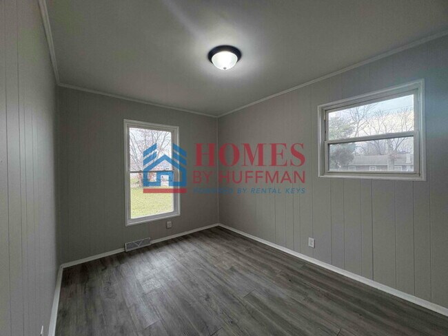 Building Photo - Three Bedroom Duplex | Off-Street Parking