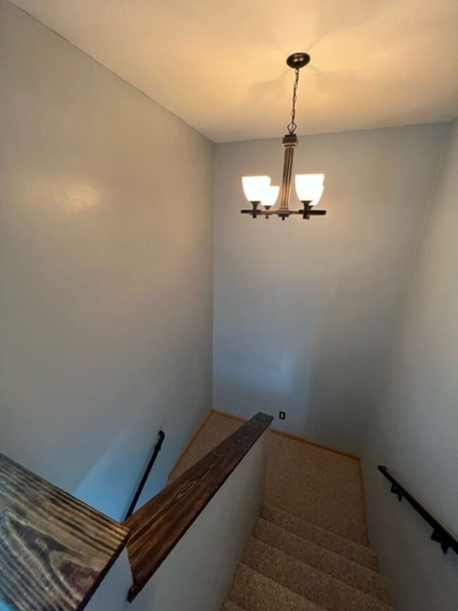 Building Photo - BEAUTIFUL & SPACIOUS 4 BEDROOM/2.5 BATH DU...