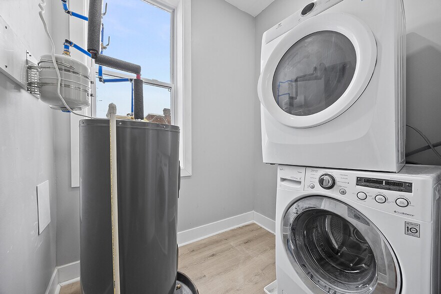 Building Photo - 1109 E Carson St