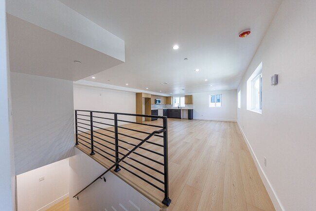 Building Photo - 1330 S Longwood Ave
