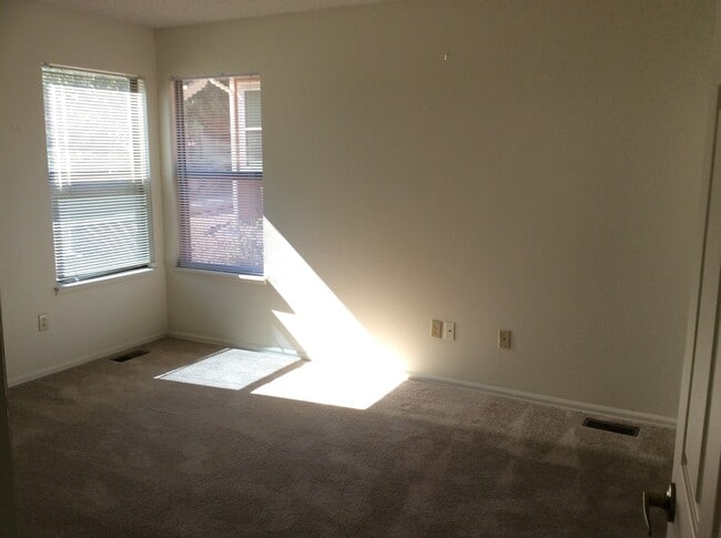 Building Photo - Beautiful Home in Brookdale Skyline Community!