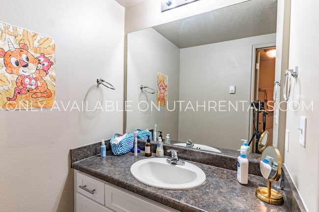 Building Photo - 859 E 620 N St