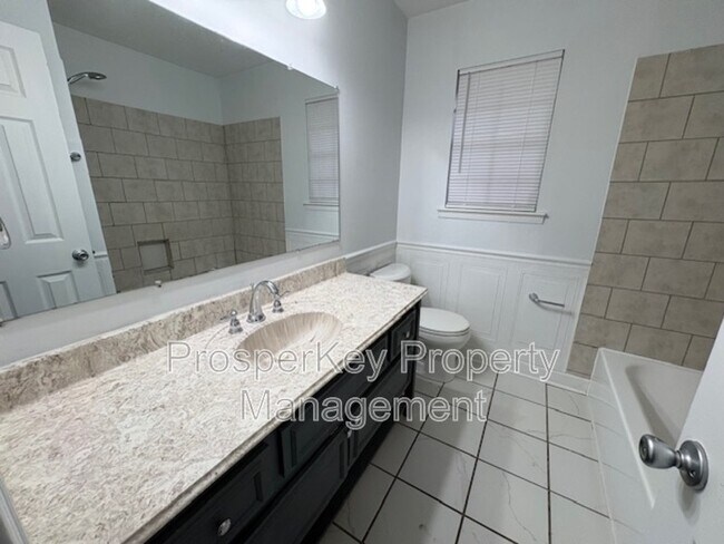 Building Photo - 740 Ledyard Pl