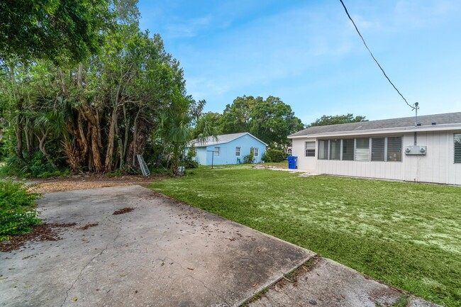 Building Photo - Downtown Vero Location - 2/1 Duplex