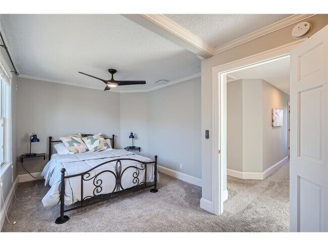 Building Photo - 1045 Lake St E