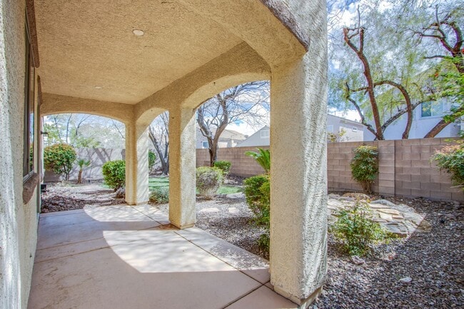 Building Photo - Beautiful 4 bedroom 3 bath plus loft home in the Vistas in Summerlin!