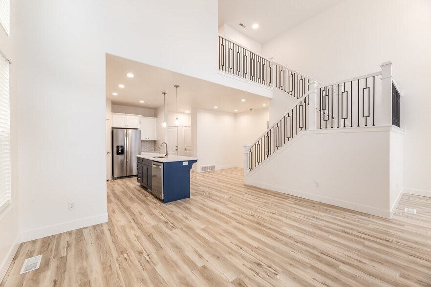 Building Photo - 13694 S Devers Dr