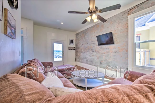 Building Photo - 706 Wilson Ave