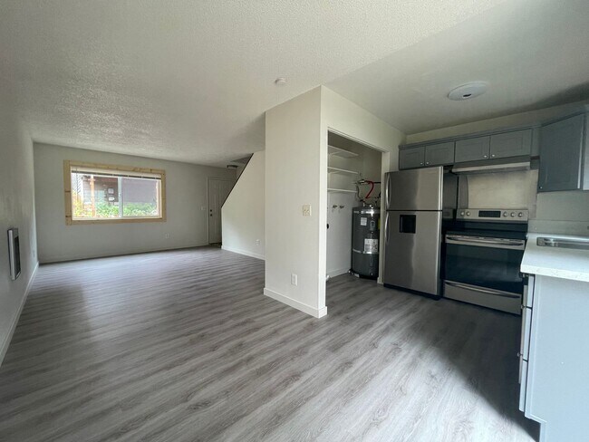 Building Photo - Updated 2Bd/1Ba in the Hillsdale Neighborhood of SW Portland ~ Stainless Steel Appliances and Qua...