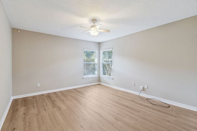 Building Photo - Central Island, 4 Bedroom + Office