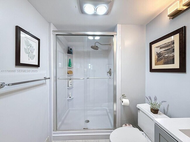 Building Photo - 9411 N Hollybrook Lake Dr