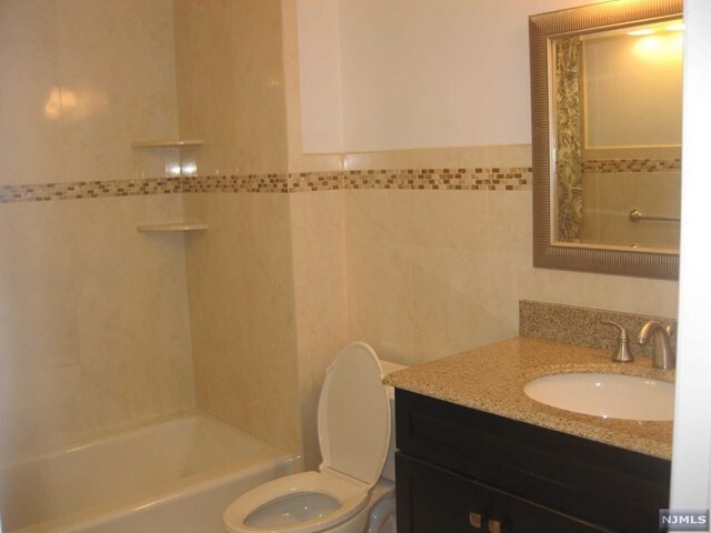 Building Photo - 184 Hillside Ave