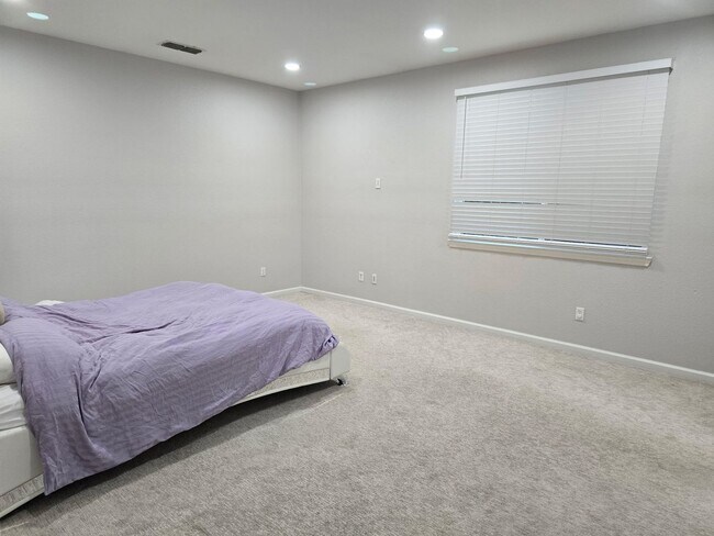 Building Photo - Big beautiful Home for rent in Visalia, Ca