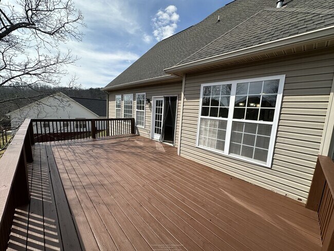 Building Photo - 5511 Ginkgo Rd