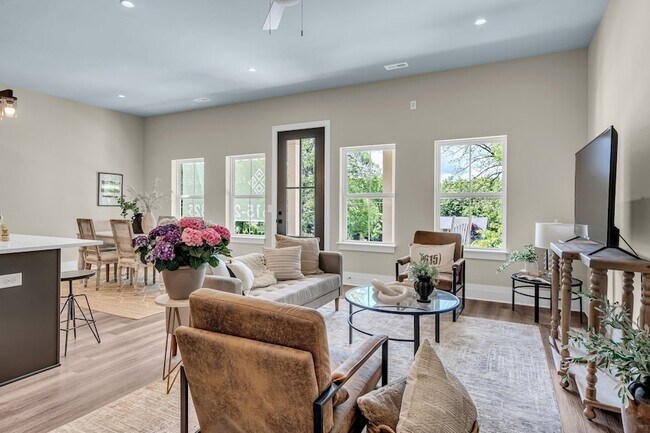 Building Photo - 1002 Noble Lp