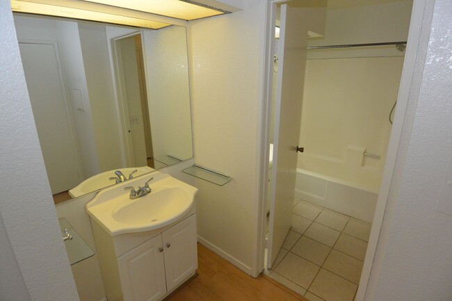 Building Photo - 2 BD 1 BA Upstairs Condominium, Gated Comm...