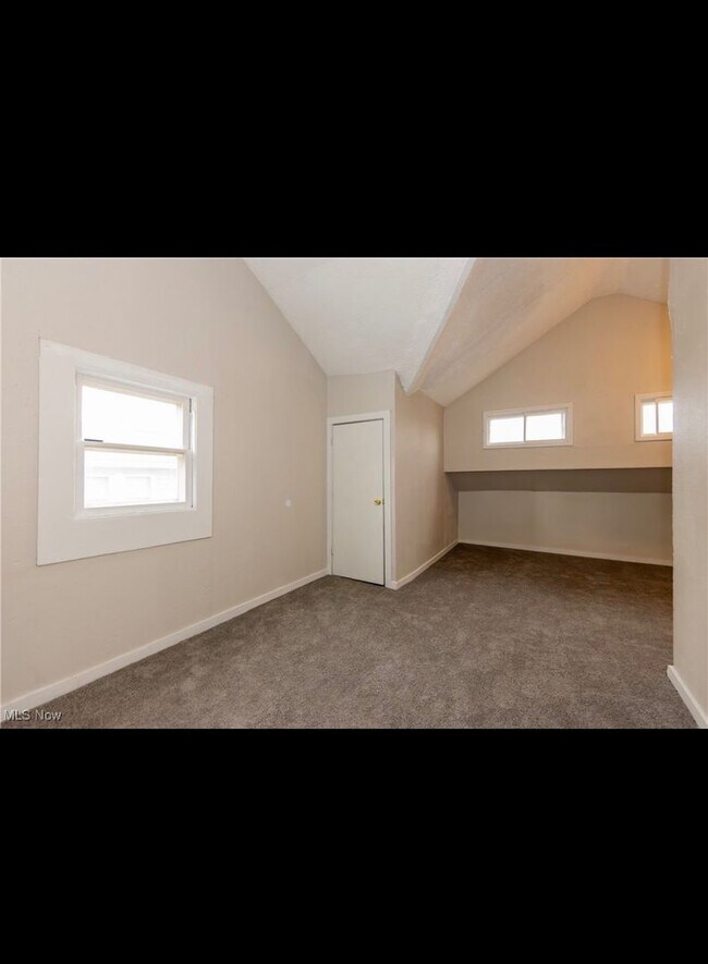 Building Photo - Charming 4-Bedroom Property in Prime Location