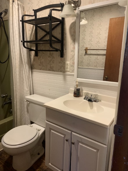 Building Photo - 102 Oakwood St