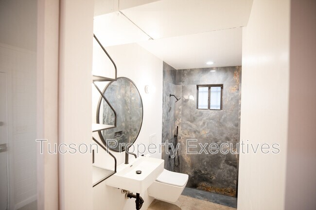 Building Photo - 419 E Lester St