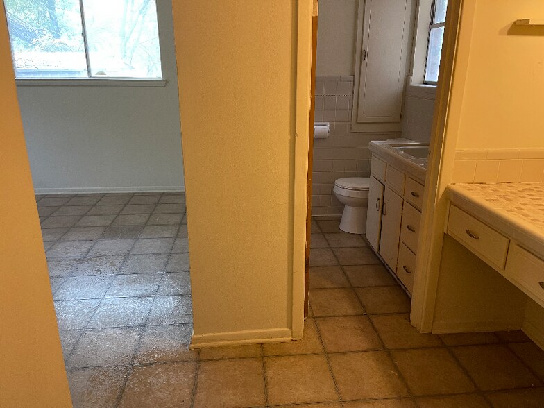 Building Photo - 2111 Scripture St