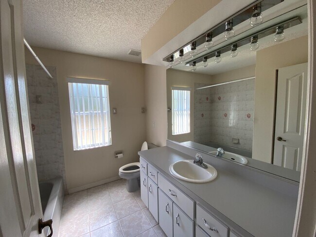 Building Photo - Marion Oaks Home - 3/2/2 1860 sqft.