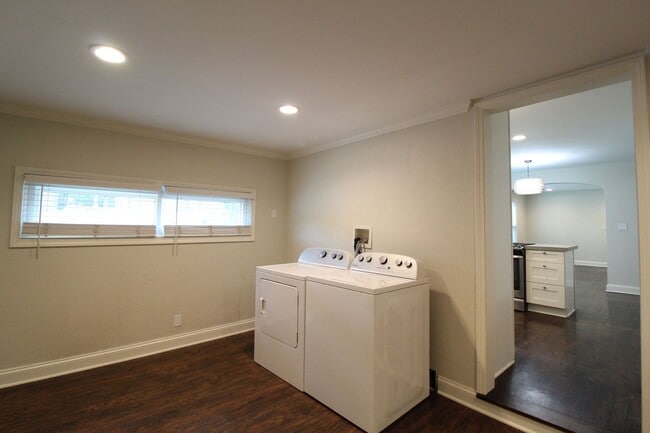 Building Photo - 2 Bedroom 1 Bath Home In Fairway KS