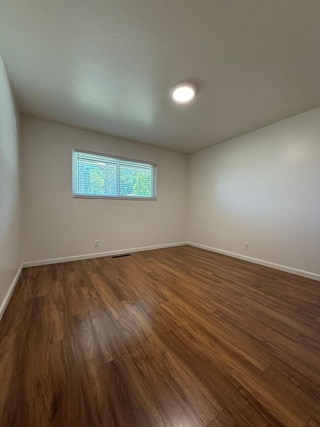 Building Photo - 2 Bedroom, 1 Bath  Duplex - Mountain View ...