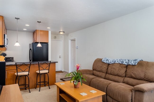 Building Photo - Just landing in the East Bay? Fully Furnished Resort 1 Bdrm. condo available on a short or long t...